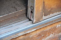 サッシ修理 既存レール撤去後に新規レール取付